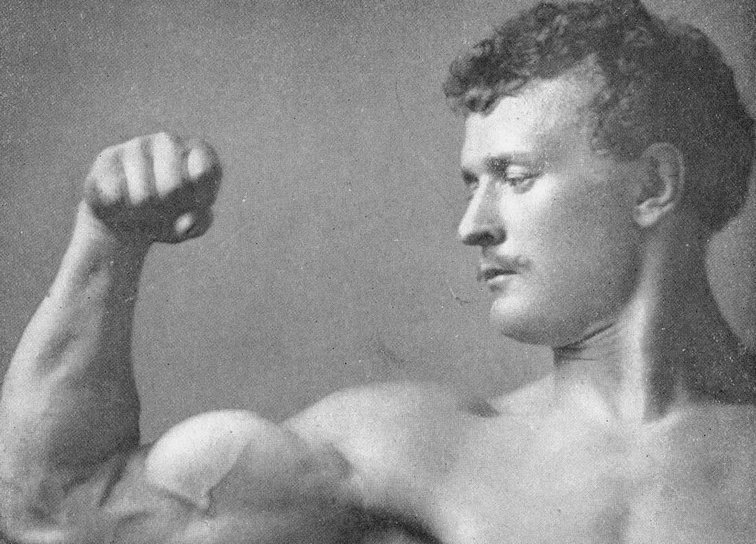 Eugen Sandow flexionando el bíceps
